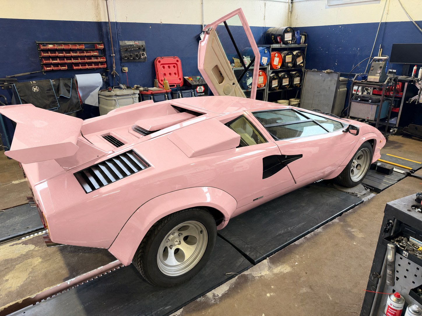 Lamborghini mit virtuell rosa gefärbtem Lack